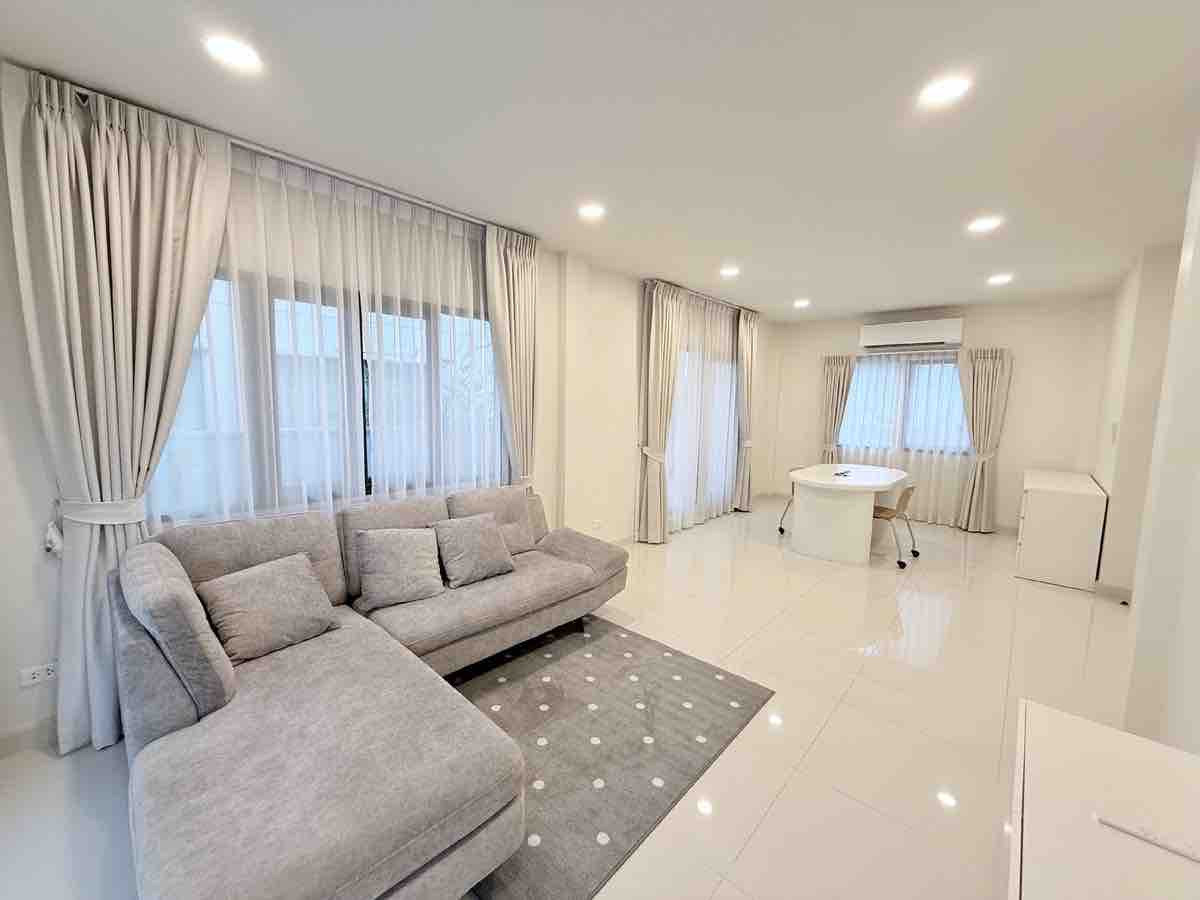 Shocking price! Centro Bangna, a luxurious detached house next to Mega Bangna, 3 bedrooms, 3 bathrooms, 2 parking spaces, only 8.5 million. Shocking price! Centro Bangna, a luxurious detached house next to Mega Bangna, 3 bedrooms, 3 bathrooms, 2 parking spaces, only 8.5 million.