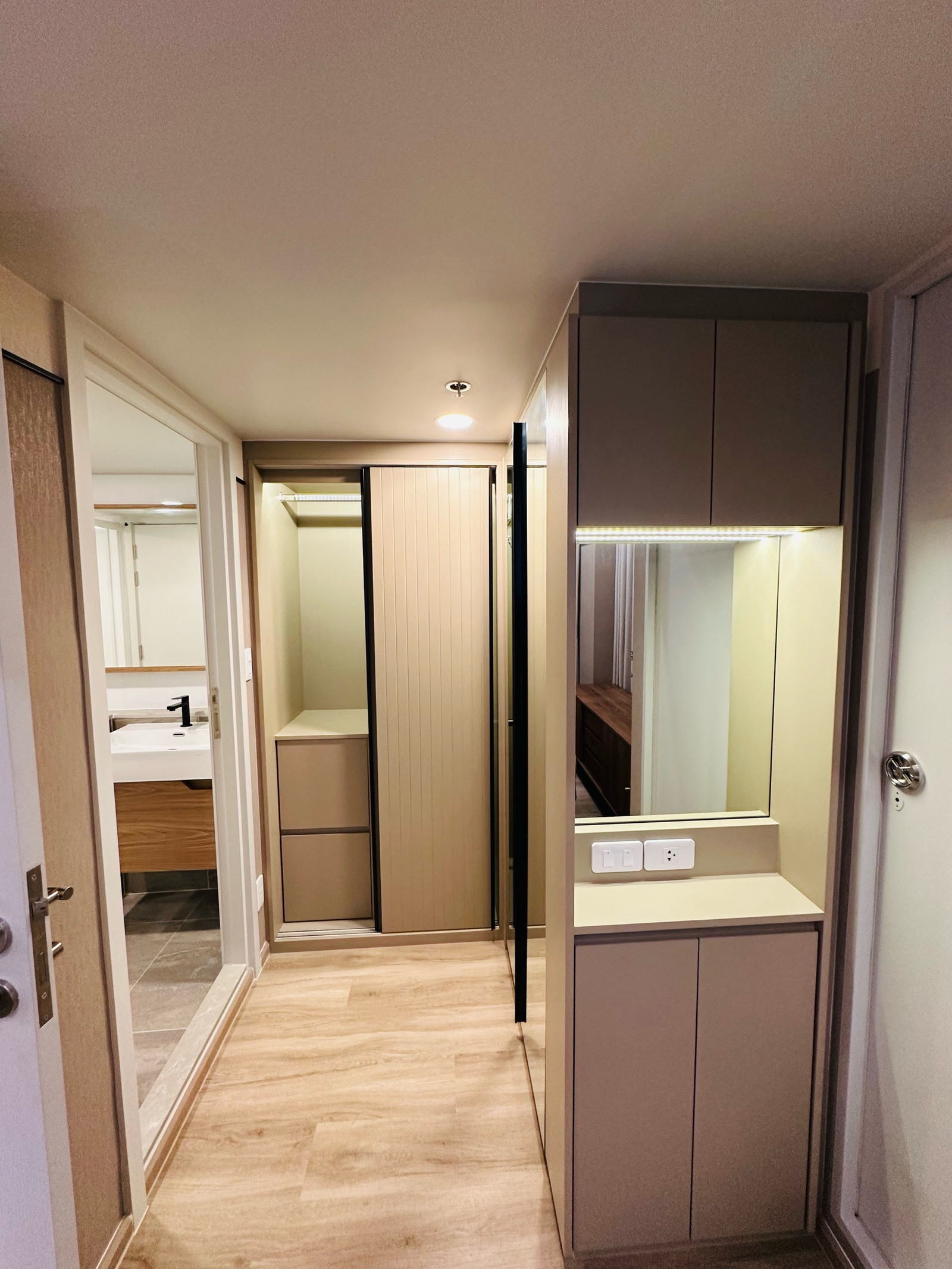 ✨ Culture Thonglor | Luxury Duplex for Rent ✨  🏙️ 2-Bedroom Duplex 📐 ขนาด 69.50 ตร.ม. 🛏️ 2 Bedrooms 🛁 1 Bathroom 🏢 ชั้น 29 🚆 ทำเลทองหล่อ ใกล้ BTS Thong Lo  💰 Rental Price: 72,000 THB/Month 📄 1-Year Contract  ✨ ห้อง Duplex เพดานสูง ให้ความรู้สึกโป – รูปที่ 2