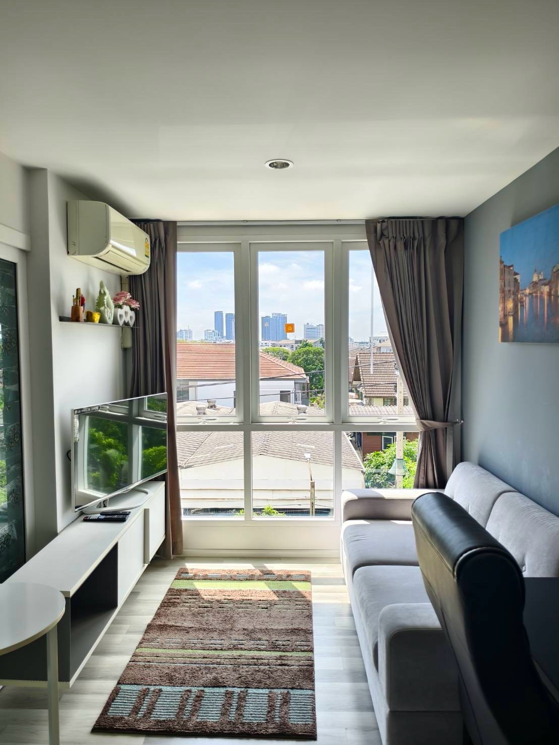 Beautiful room, corner room, near the elevator, complete set of furniture, kitchen counter, electric stove, electrical appliances, refrigerator, TV, 2 air conditioners, Stiebel water filter, microwave, water heater.
