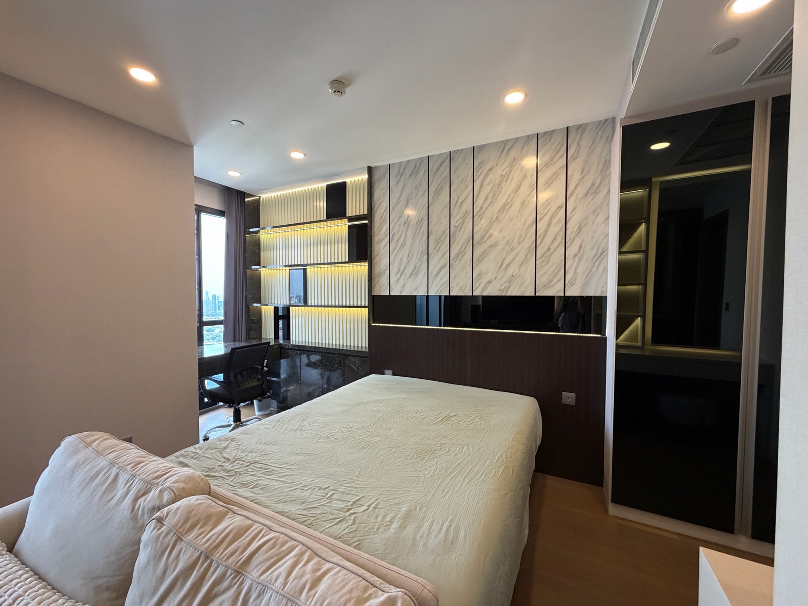 Ashton Chula Silom -   High-floor /  1 Bedroom with city views. 
