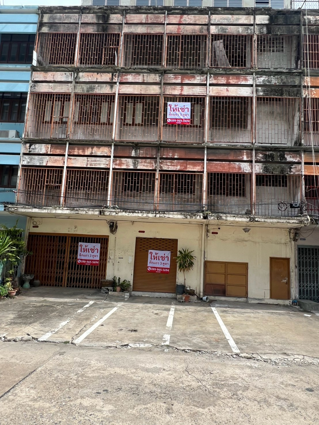 🔥 For rent!! Commercial building/shophouse, 3 units, through 5 floors, Khlong Toei area, good location near MRT ⭐️ Prime location near MedPark Hospital / MRT Khlong Toei / Rama 4 Expressway ⭐️