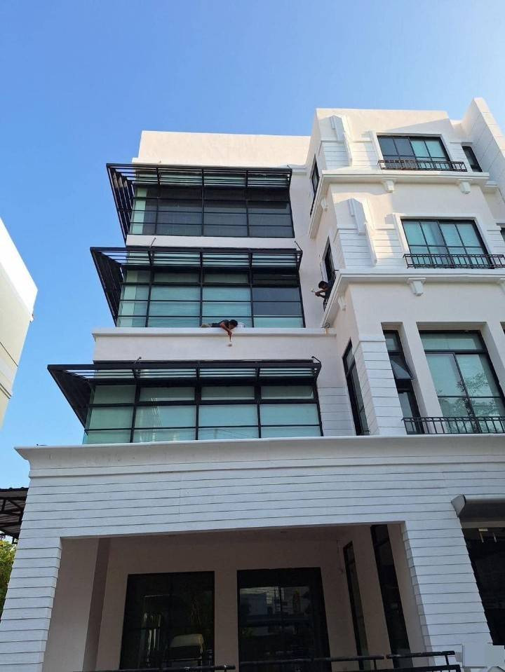 Office for rent, 4 floors, in the Baan Klang Krung Nakniwat Lat Phrao project, large area 493 sq m., furniture ready to move in, 9 work rooms, 7 bathrooms, rental price 160,000 baht/month. Office for rent, 4 floors, in the Baan Klang Krung Nakniwat Lat Phrao project, large area 493 sq m., furniture ready to move in, 9 work rooms, 7 bathrooms, rental price 160,000 baht/month.