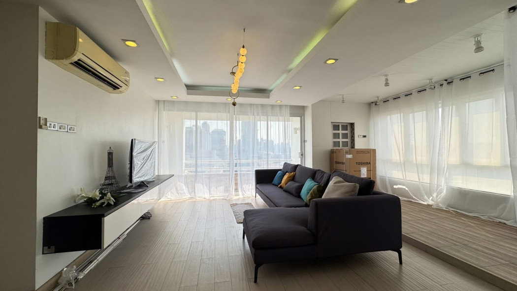 Condo for rent Srivara Mansion 150 sq m, extra large room There is a Jacuzzi tub, 150 sq m, 31st floor, near MRT Cultural Center. Condo for rent Srivara Mansion 150 sq m, extra large room There is a Jacuzzi tub, 150 sq m, 31st floor, near MRT Cultural Center.