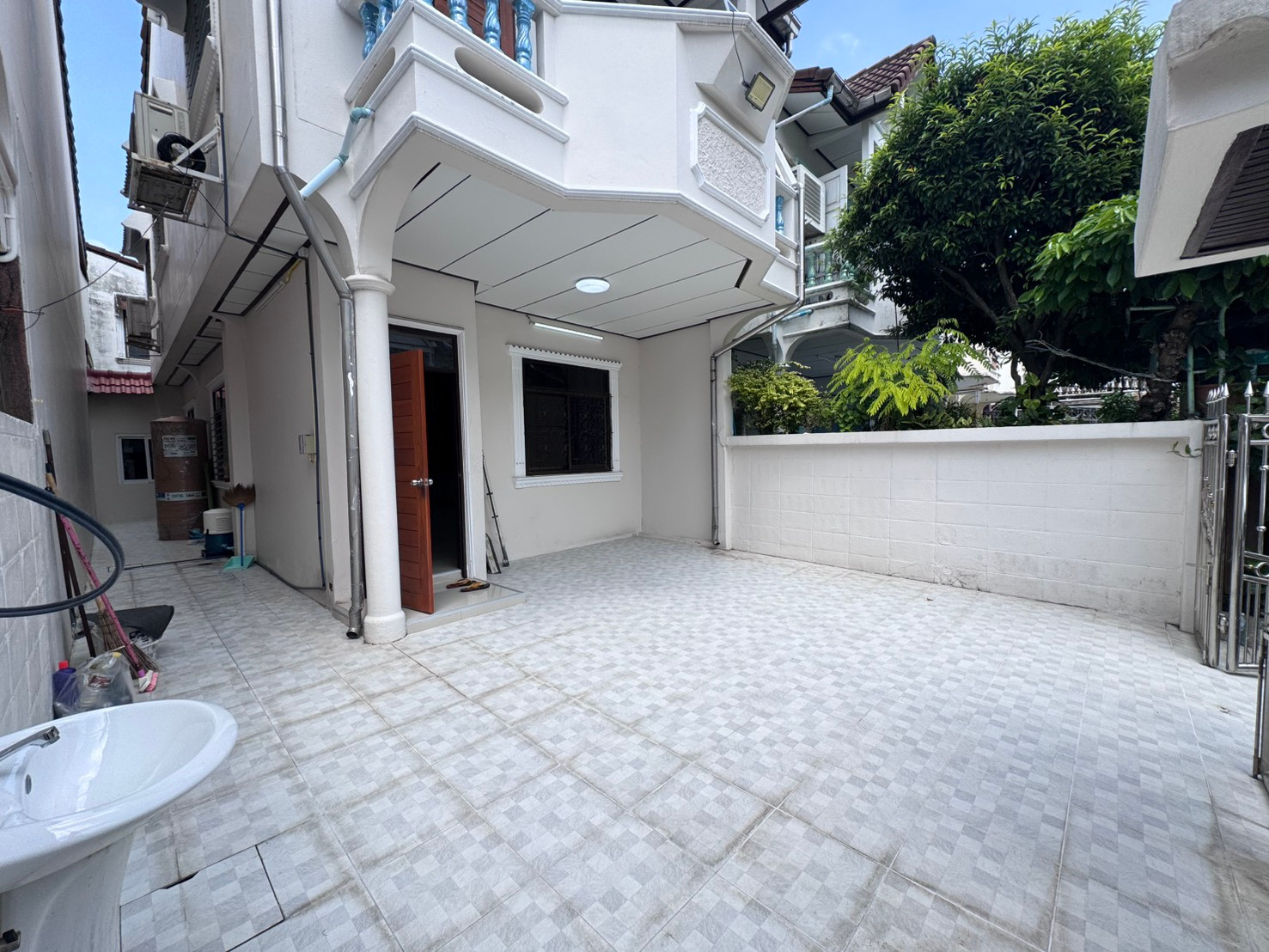Newly renovated townhouse, very good location, Im Amphon Village. Next to Ratchaphruek Road, Charan 13, available for rent. Newly renovated townhouse, very good location, Im Amphon Village. Next to Ratchaphruek Road, Charan 13, available for rent.