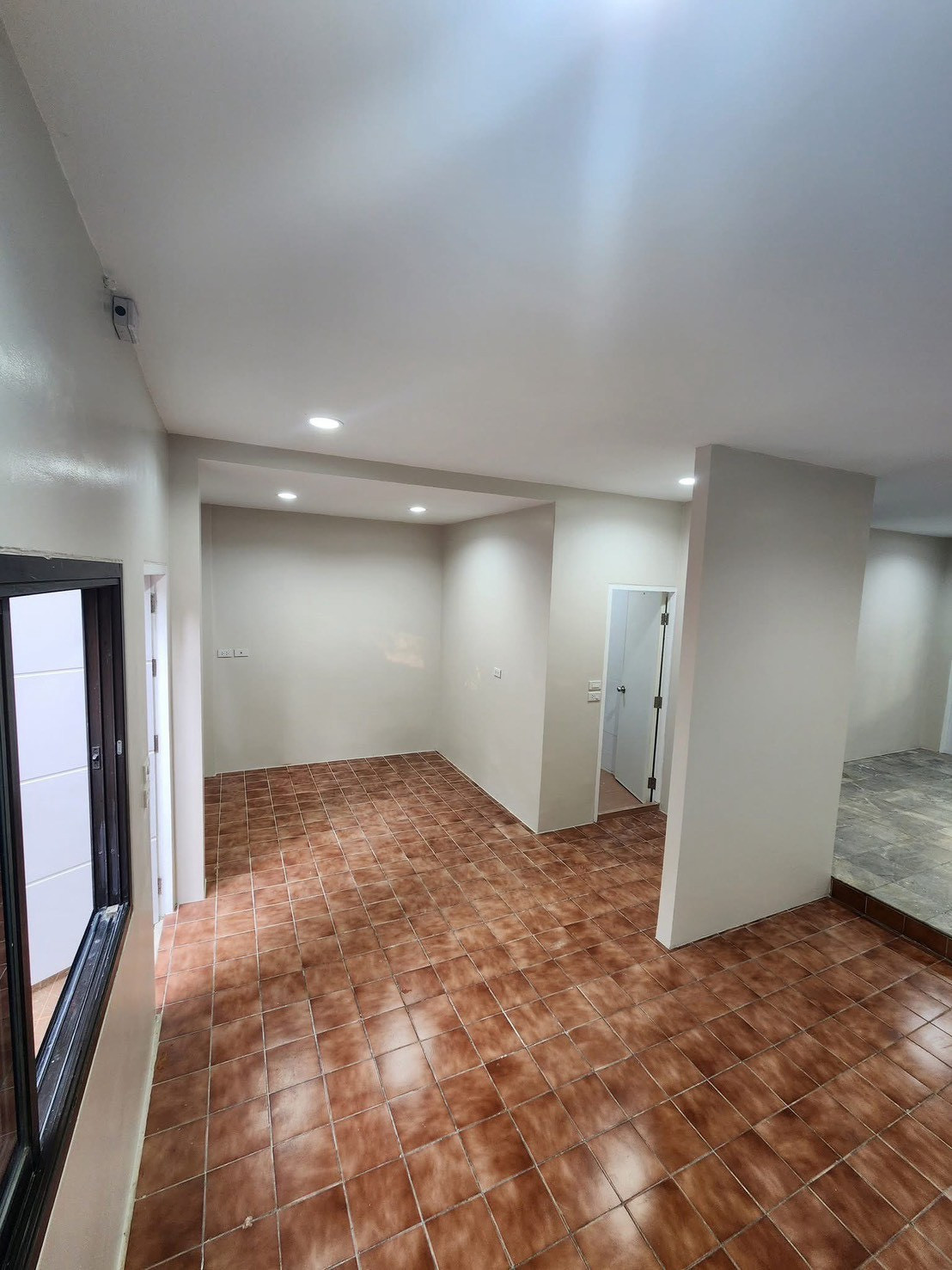 🏡 ทาวน์โฮม 3 ชั้น ซอยลาดพร้าว 84 (ประดิษฐ์มนูธรรม 3) 4 ห้องนอน 3 ห้องน้ำ ตกแต่งใหม่ ทำเลลาดพร้าว–พระราม 9 ใกล้ MRT 💰 ค่าเช่า 45,000 บาท / เดือน – รูปที่ 4