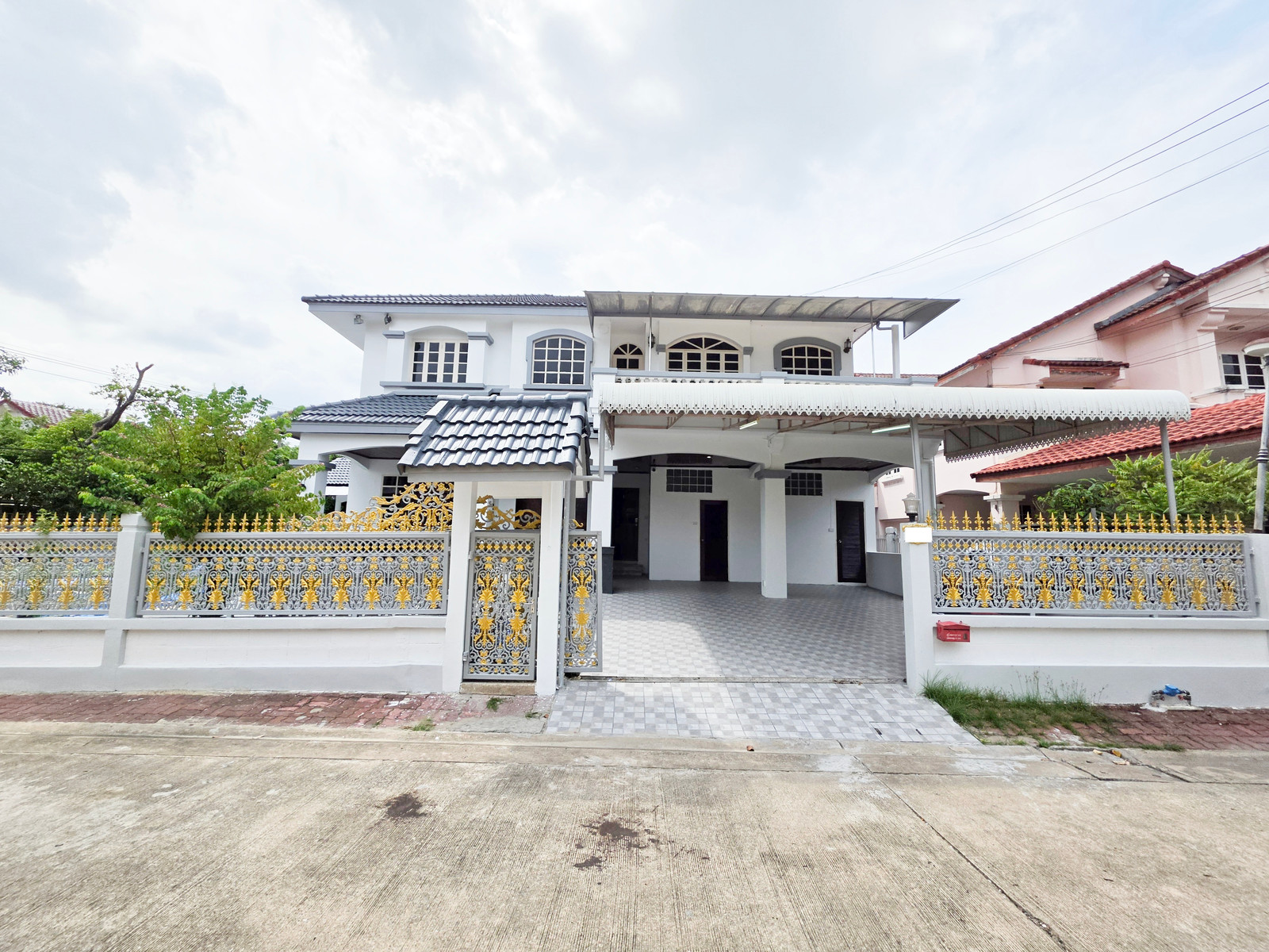 For rent, large detached house, Chaiyaphruek Village, Ramintra, corner house, completely renovated. With an area as wide as 140 sq m., near the expressway entrance and exit. Shady atmosphere For rent, large detached house, Chaiyaphruek Village, Ramintra, corner house, completely renovated. With an area as wide as 140 sq m., near the expressway entrance and exit. Shady atmosphere