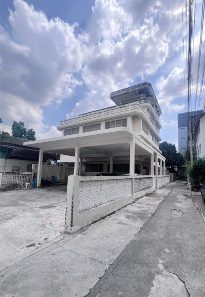 Large building for rent, 5 floors, 1,000 square meters, in the heart of the city, Ari area, close to BTS Ari-Saphan Khwai, only 700 meters.