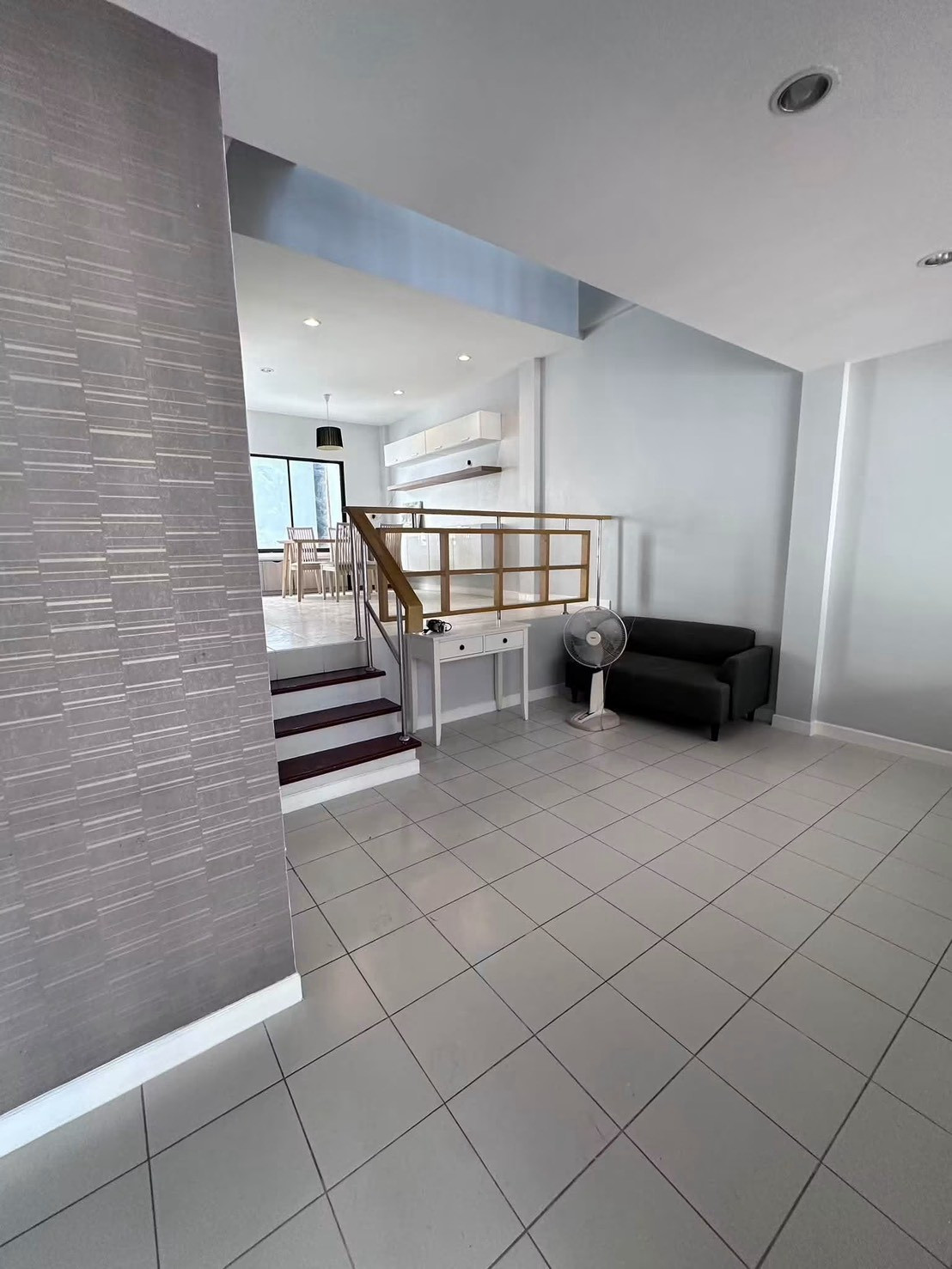 🏡✨ ให้เช่าทาวน์โฮม 3 ชั้น บ้านกลางเมือง รัชดา–เหม่งจ๋าย 1 3 ห้องนอน 4 ห้องน้ำ รีโนเวทใหม่ สภาพดี สะอาด พร้อมเข้าอยู่ #รับสัตว์เลี้ยง1ตัว #จดบริษัทได้ 💰 ค่าเช่า 36,000 บาท/เดือน – รูปที่ 2