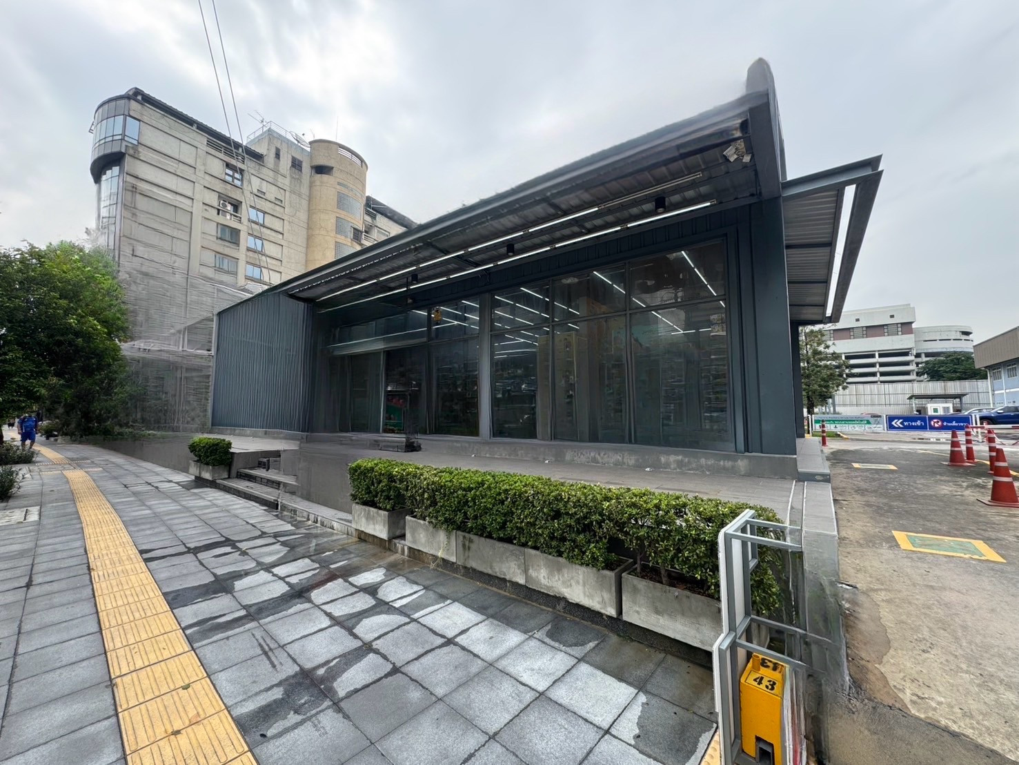 Showroom for rent, Sukhumvit - Rama 4 | Good location, next to the main road, has parking. Showroom for rent, Sukhumvit - Rama 4 | Good location, next to the main road, has parking.