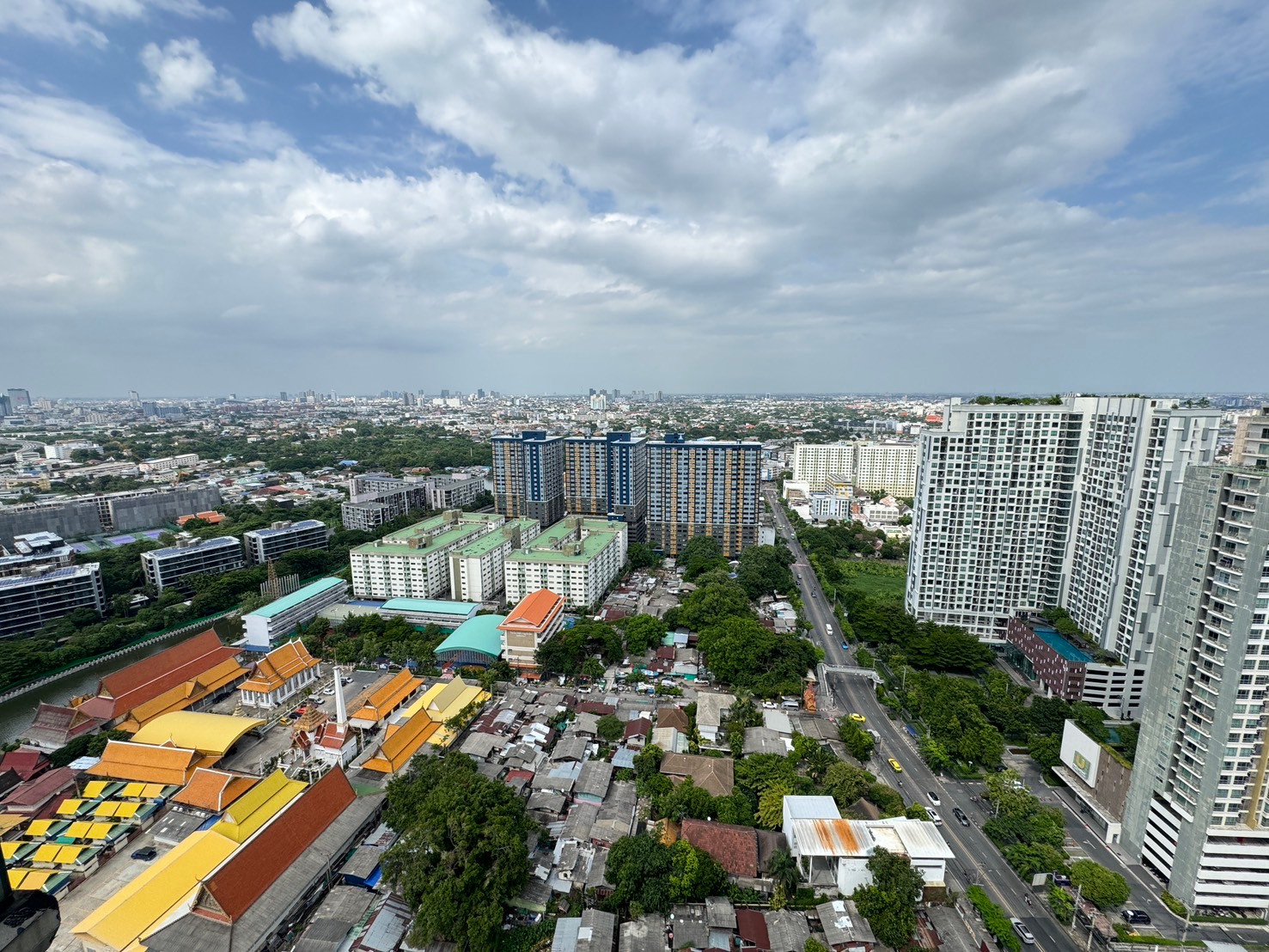 ขายคอนโด The Base Sukhumvit 77 ห้องสวย ชัั้นสูง 1 ห้องนอน 30 ตร.ม. วิวไม่บล็อก ต้นถนนอ่อนนุช ใกล้แหล่งร้านอาหาร ซูเปอร์มาร์เก็ต และคอมมูนิตี้มอลล์