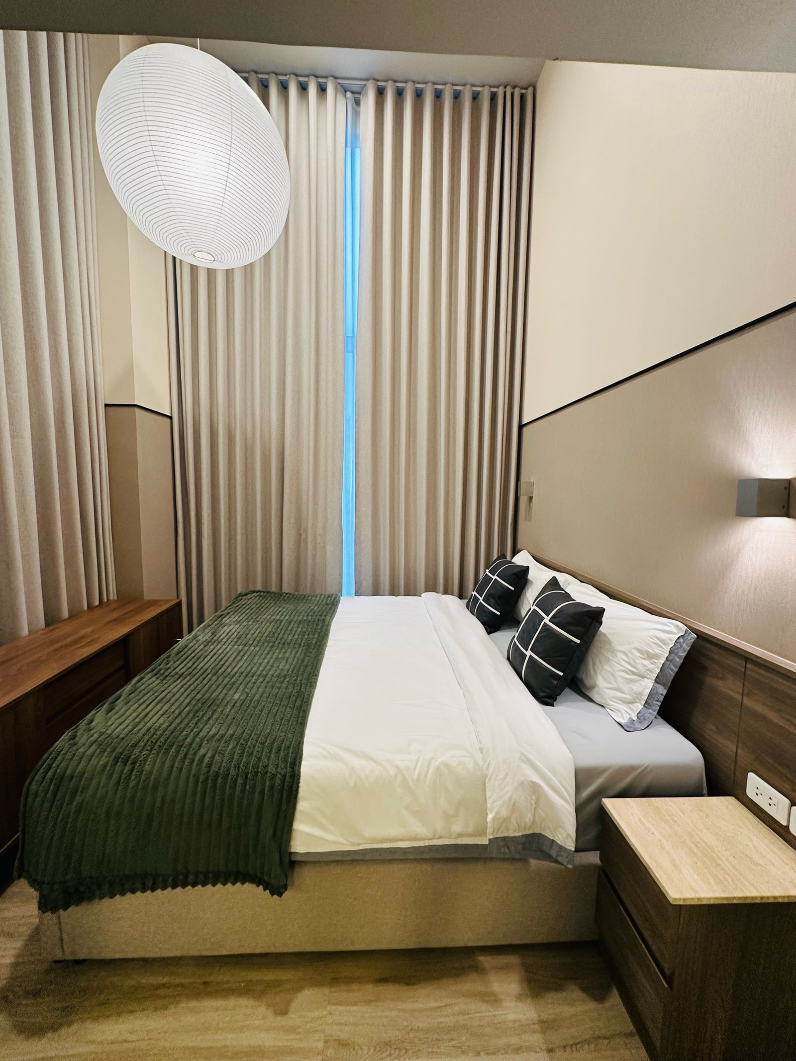 ✨ Culture Thonglor | Luxury Duplex for Rent ✨  🏙️ 2-Bedroom Duplex 📐 ขนาด 69.50 ตร.ม. 🛏️ 2 Bedrooms 🛁 1 Bathroom 🏢 ชั้น 29 🚆 ทำเลทองหล่อ ใกล้ BTS Thong Lo  💰 Rental Price: 72,000 THB/Month 📄 1-Year Contract  ✨ ห้อง Duplex เพดานสูง ให้ความรู้สึกโป