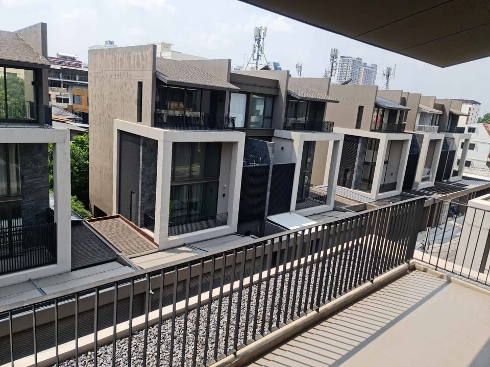 HR3845 Home office for rent / luxury house, 4 floors, Atria Inthamara, location in the heart of the city. Sutthisan-Saphan Khwai, wide area 390 sq m., fully furnished, ready to move in.