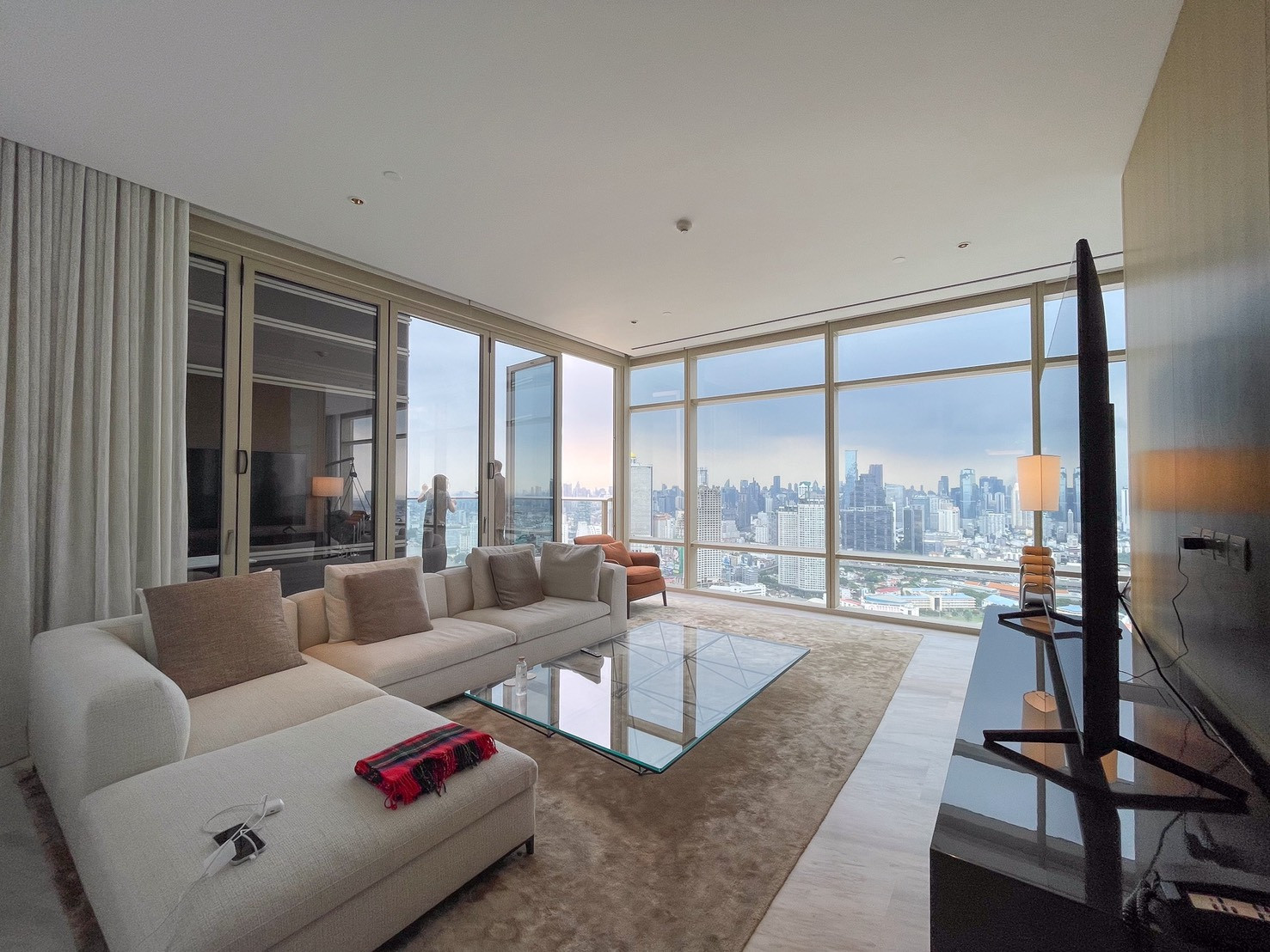 Condo for rent Four Seasons Private Residences - 1 bedroom, 1 bathroom - 130.52 sq m - rent 180,000 baht/month [YCr2610001]