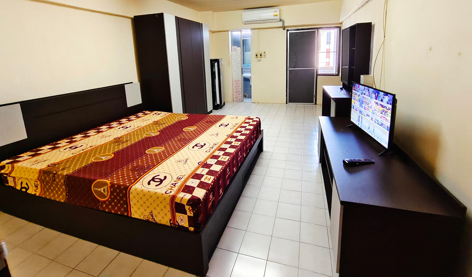 Condo for rent: Thanommit Park, 800 meters from the BTS Watcharaphon Station.