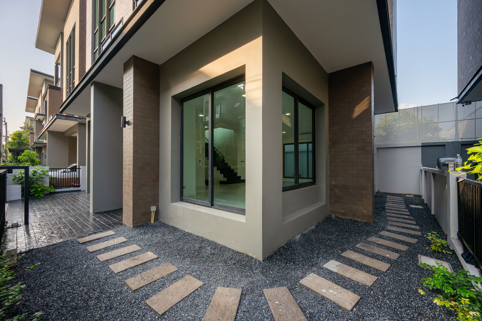 บ้านเดี่ยว 3 ชั้น  สไตล์ Urban Modern  – รูปที่ 3