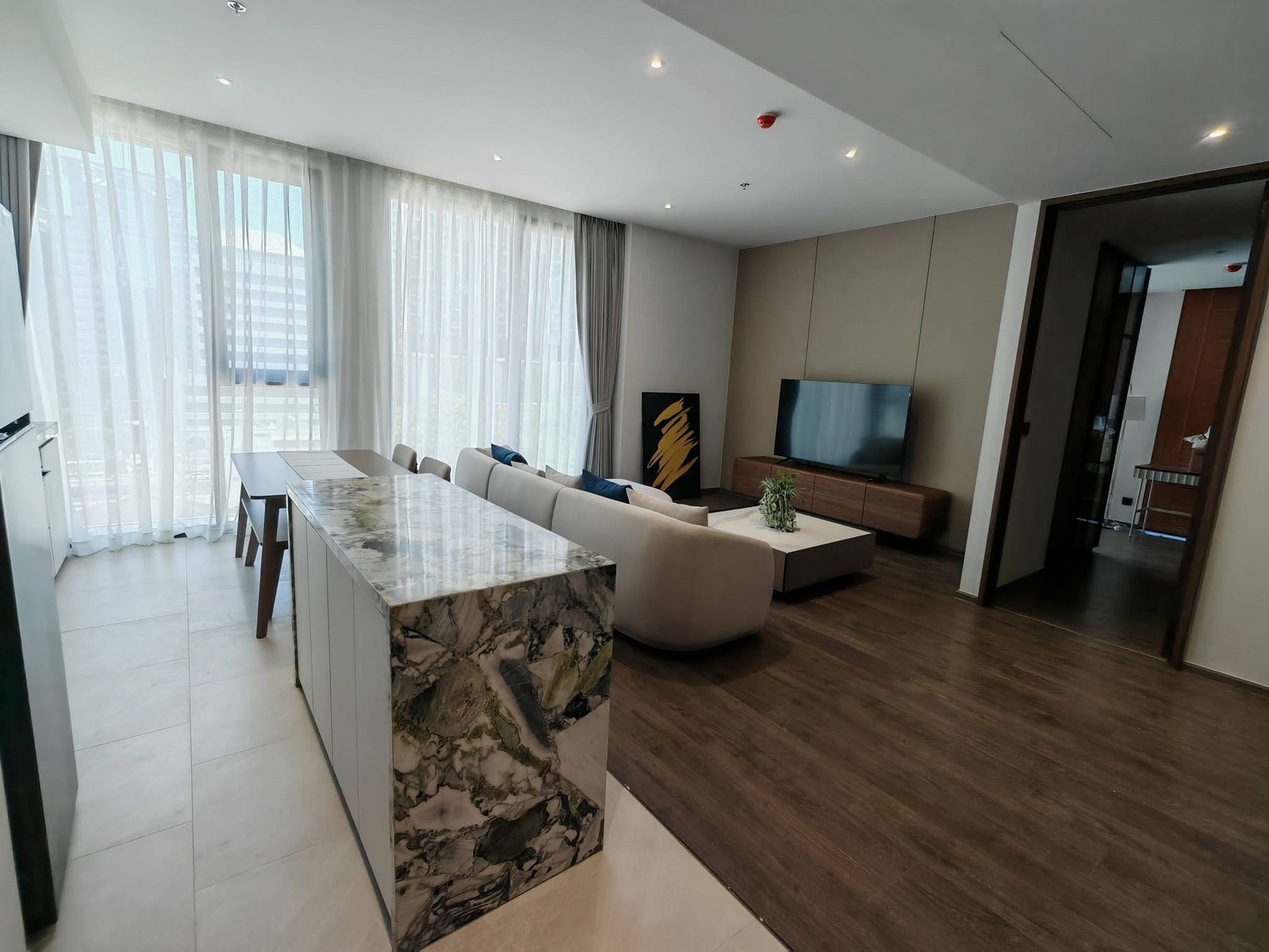 Luxury condo for rent, ROMM CONVENT, opposite BHN Hospital, near BTS Saladaeng.