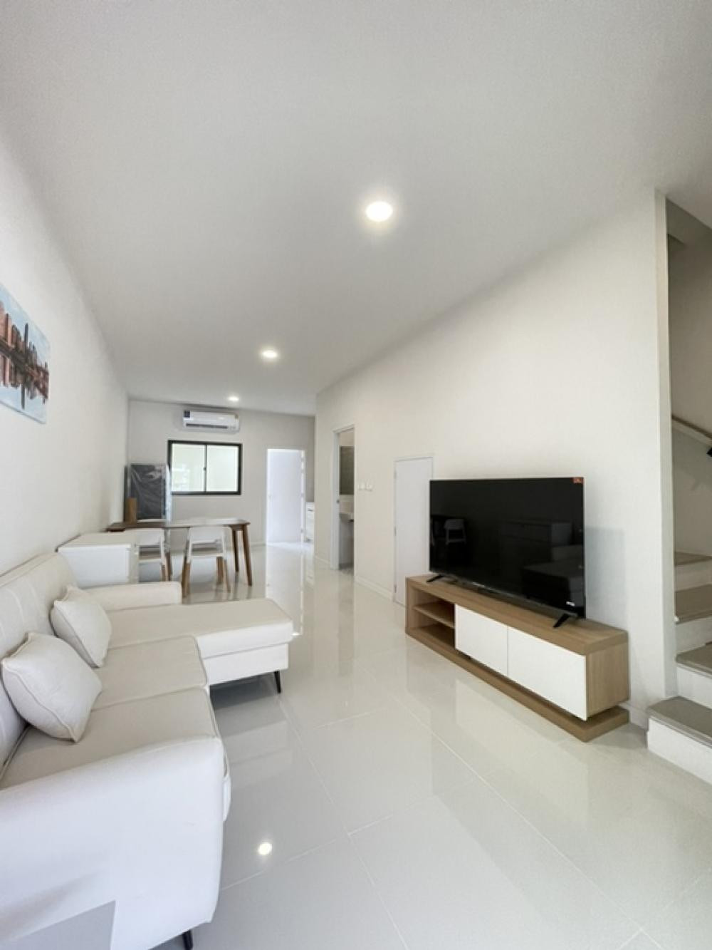 ✨🏡ให้เช่า ทาวน์โฮม พร้อมอยู่ หมู่บ้านอัลติจูด คราฟ บางนา   •🧭  หน้าบ้านหันทิศใต้ มีสวนหย่อมหน้าบ้าน ทำให้หน้าบ้านไม่ชนบ้านอื่น ได้ความเป็นส่วนตัว และหลังบ้านโปร่งโล่ง ได้วิวบึงสวยงาม – รูปที่ 4