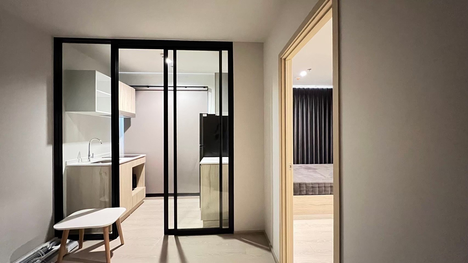 NUE Noble Ngamwongwan, high floor, city view, fully furnished room, buy and don't have to waste time adding more decorations.
