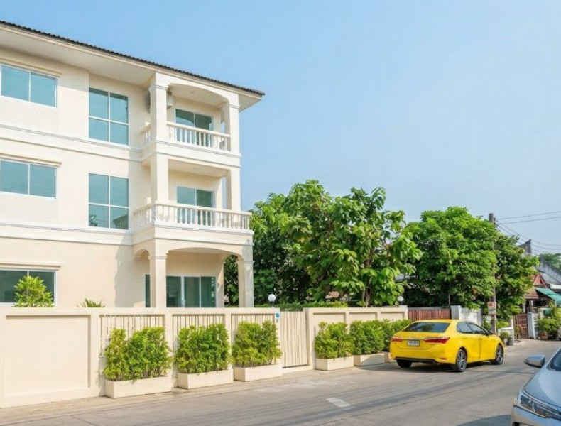 on Ekkamai Ramintra Expressway Phothalai Driving Range 5 Bedrooms 5 Bathrooms 3-Storey Building off