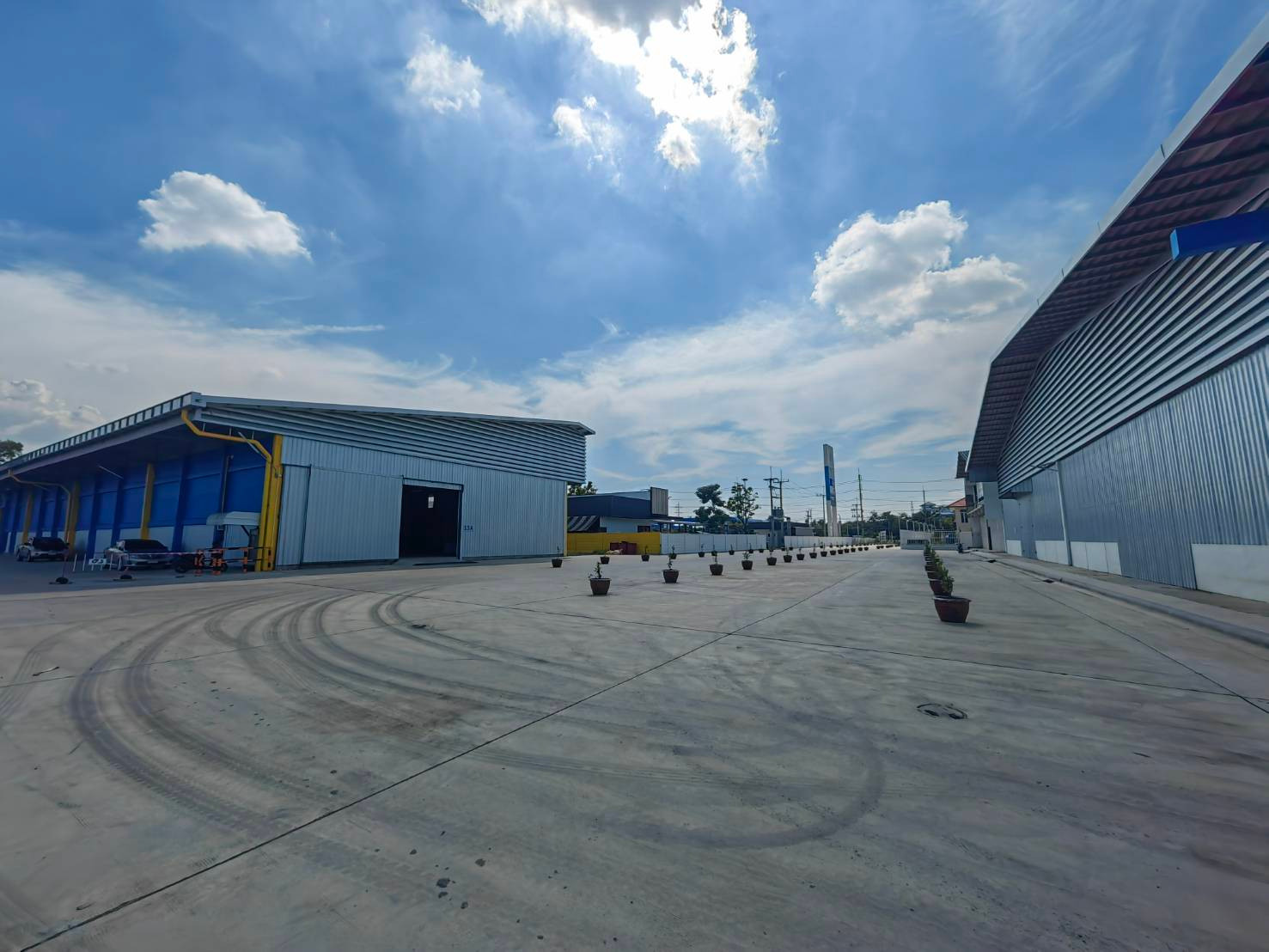 Warehouse for rent, new warehouse Phahonyothin area, km. 40, near the motorway opposite Thammasat University, convenient travel. Warehouse for rent, new warehouse Phahonyothin area, km. 40, near the motorway opposite Thammasat University, convenient travel.