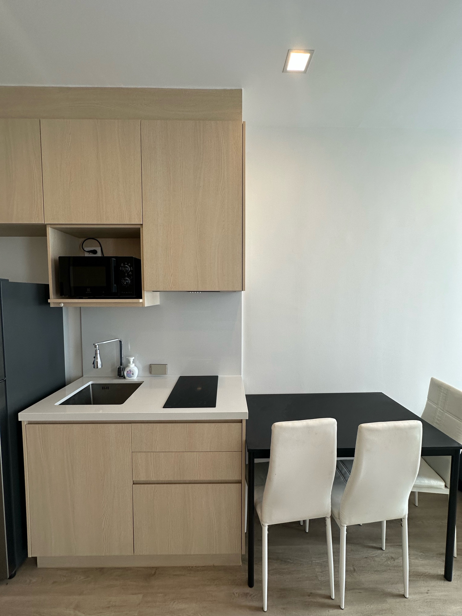 🏙 Condo for Rent | NOBLE STATE 39  ✨ คอนโดหรูสไตล์โมเดิร์น ใจกลางสุขุมวิท ทำเล Prime ใกล้ BTS พร้อมพงษ์ เดินทางสะดวก รายล้อมด้วยห้างสรรพสินค้า ร้านอาหาร และไลฟ์สไตล์ครบครัน  🛏 1 Bedroom (ห้องนอนแยกเป็นสัดส่วน) 🚿 1 Bathroom 🏢 Floor: 31 (วิวสูง โปร่ง โ – รูปที่ 4