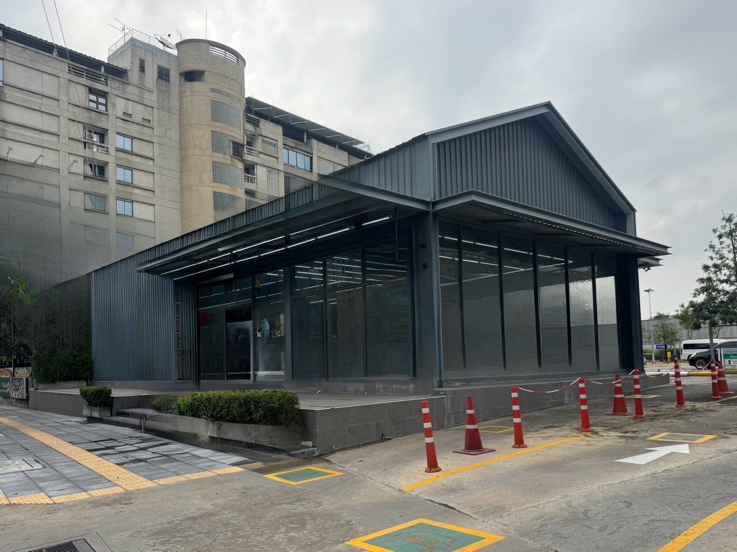 Showroom and shop for rent, Sukhumvit - Rama 4, Bangkok | Good location, next to the main road, has parking. Showroom and shop for rent, Sukhumvit - Rama 4, Bangkok | Good location, next to the main road, has parking.