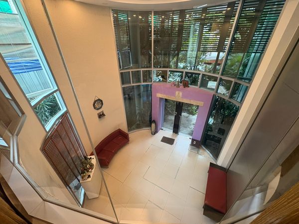 Four-Storey House for Sale in Sukhumvit 20, 5 min Walk to Emsphere