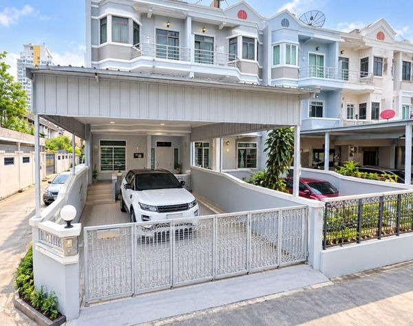 Ladprao 1-7 3-story townhouse with 4bed Union Mall 440m. BTS HaYaek LatPhrao 600m. 3 bath on 22 sq.wa. of land and 150 sq. m. St. John's