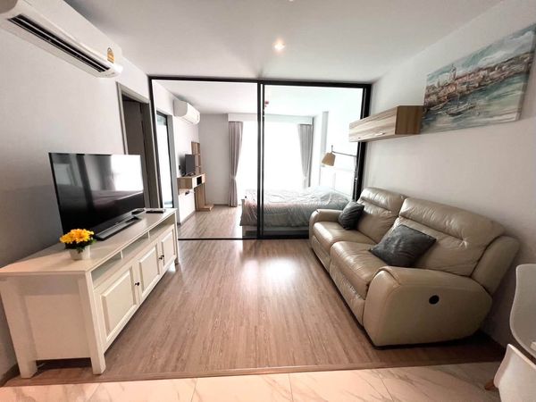 Rhythm Ekkamai Condo near the BTS, good location, convenient travel, available and ready for rent.