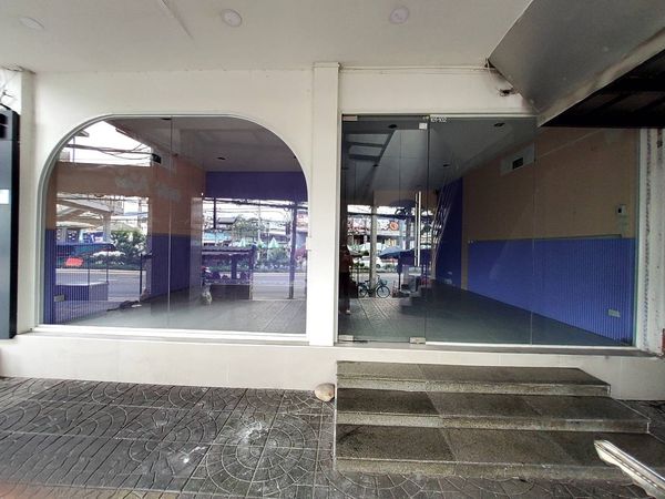 For rent, area 120 sq m, good location, Lat Phrao 98, next to the main road, Lat Phrao.
