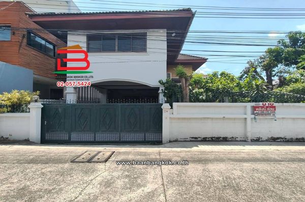 บ้านเดี่ยว 2 ชั้น เนื้อที่ 116 ตร.ว. ซอยสุขุมวิท 109 (ซอยพรสว่าง 15) ถนนสุขุมวิท ตำบลสำโรงเหนือ อำเภอเมืองสมุทรปราการ สมุทรปราการ