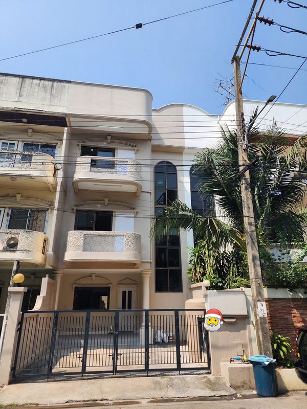 🏡 ทาวน์โฮม 3 ชั้น ซอยลาดพร้าว 84 (ประดิษฐ์มนูธรรม 3) 4 ห้องนอน 3 ห้องน้ำ ตกแต่งใหม่ ทำเลลาดพร้าว–พระราม 9 ใกล้ MRT 💰 ค่าเช่า 45,000 บาท / เดือน