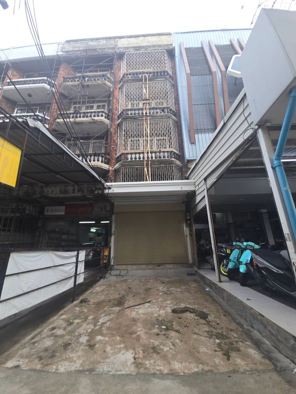 ปล่อยเช่าอาคารพาณิชย์ 4ชั้น​ ติดMTR ศรีด่าน ติดถนนใหญ่เส้นศรีนครินทร์ เนื้อที่ 23 ตร.วา 216 ตร.มเหมาะสำหรับทำคลีนิค,office,cafe  