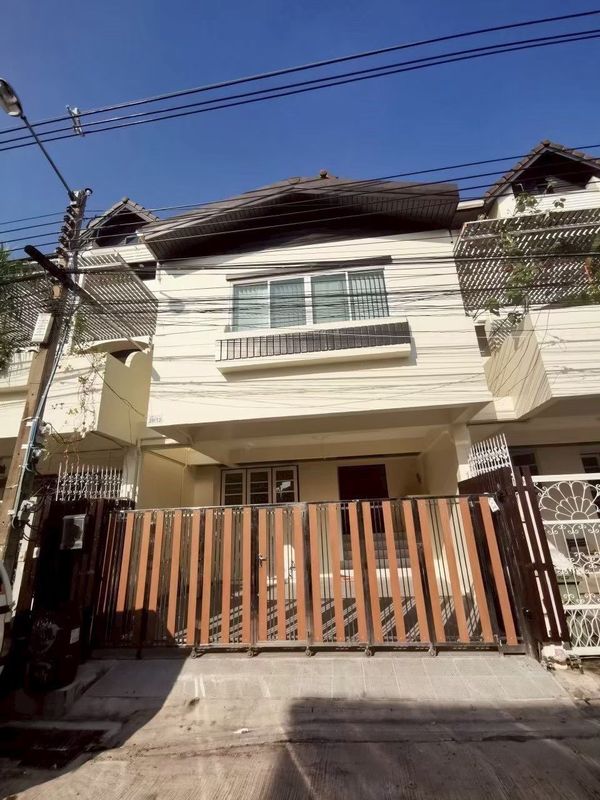 Townhouse for sale, 4 floors, completely renovated.  Soi Somboonsawat 1, Ramkhamhaeng 21