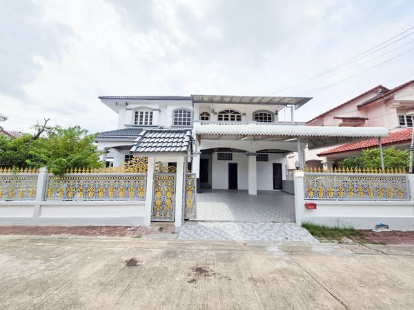 For rent, large detached house, Chaiyaphruek Village, Ramintra, corner house, completely renovated.  With an area as wide as 140 sq m., near the expressway entrance and exit. Shady atmosphere