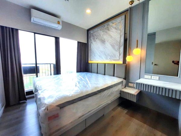 Condo for rent next to the Chao Phraya River Fully furnished, The Politan Aqua, beautifully decorated, built-in throughout the room, like being in a sample room, near MRT Phra Nang Klao Bridge, only 800 m.