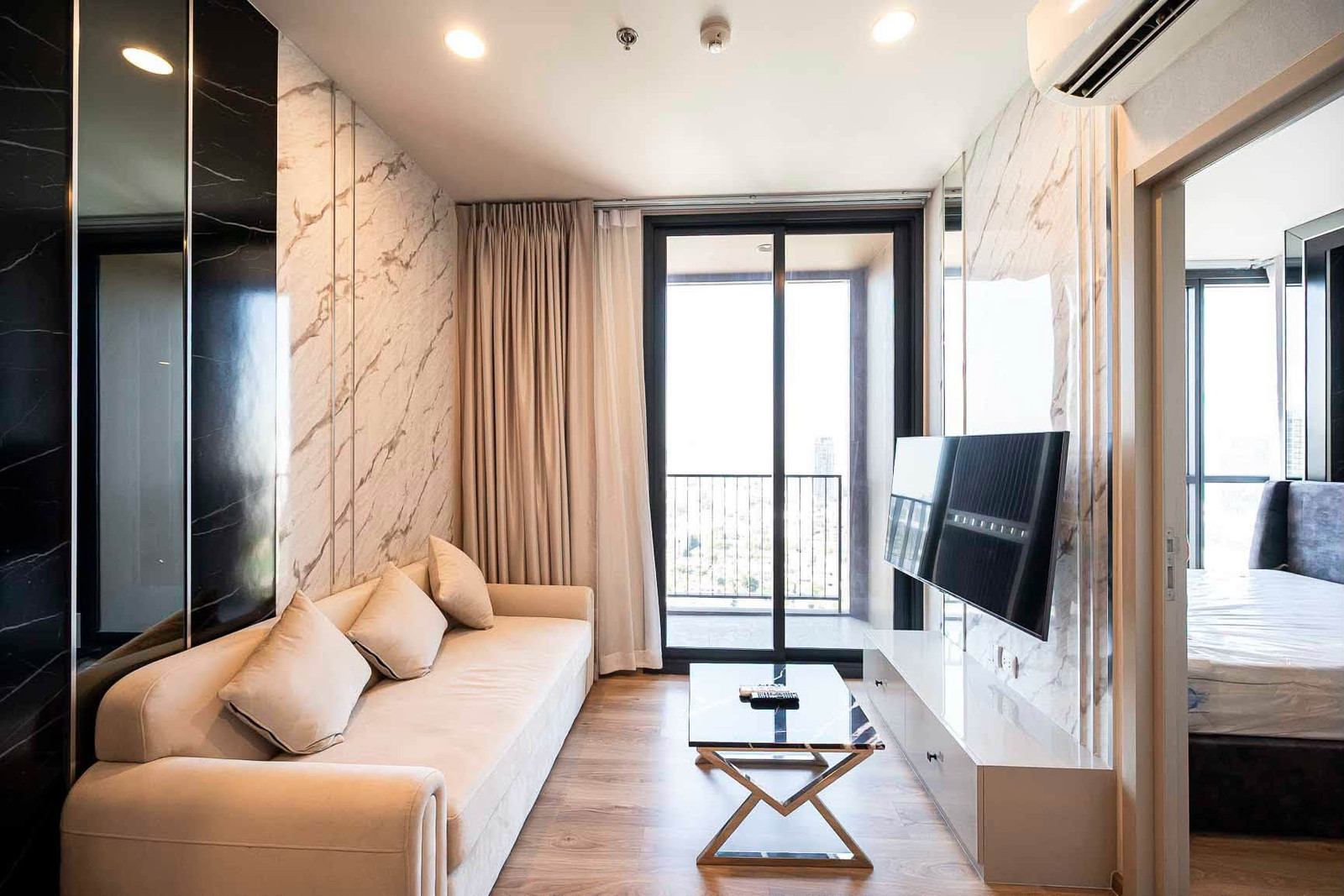 ขายคอนโด Oka Haus - 2 ห้องนอน 1 ห้องน้ำ - 40.84 ตร.ม. - ขาย 5,290,000 บาท [JZs2610009]