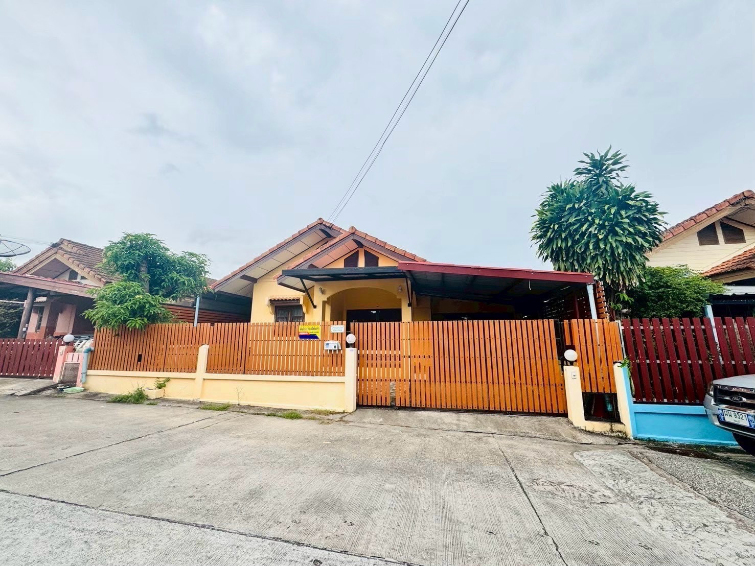 urgent!! Single house for rent/sale, Nuchanat Village, Bowin **New built-in, beautiful, ready to move in, 3 bedrooms, 2 bathrooms.