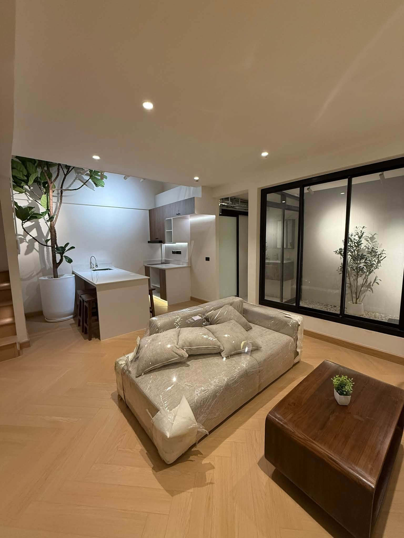 ***พร้อมเข้าอยู่*** l ขายด่วน บ้านทาวน์โฮม 2 ชั้น 𝐏𝐫𝐢𝐯𝐚𝐭𝐞 𝐂𝐨𝐮𝐫𝐭𝐲𝐚𝐫𝐝 𝐑𝐞𝐬𝐢𝐝𝐞𝐧𝐜𝐞 • 𝐋𝐚𝐝𝐩𝐫𝐚𝐨 𝟒𝟏 ดีไซน์ Modern Minimal 🏡✨ Tel.0970986763 – รูปที่ 4