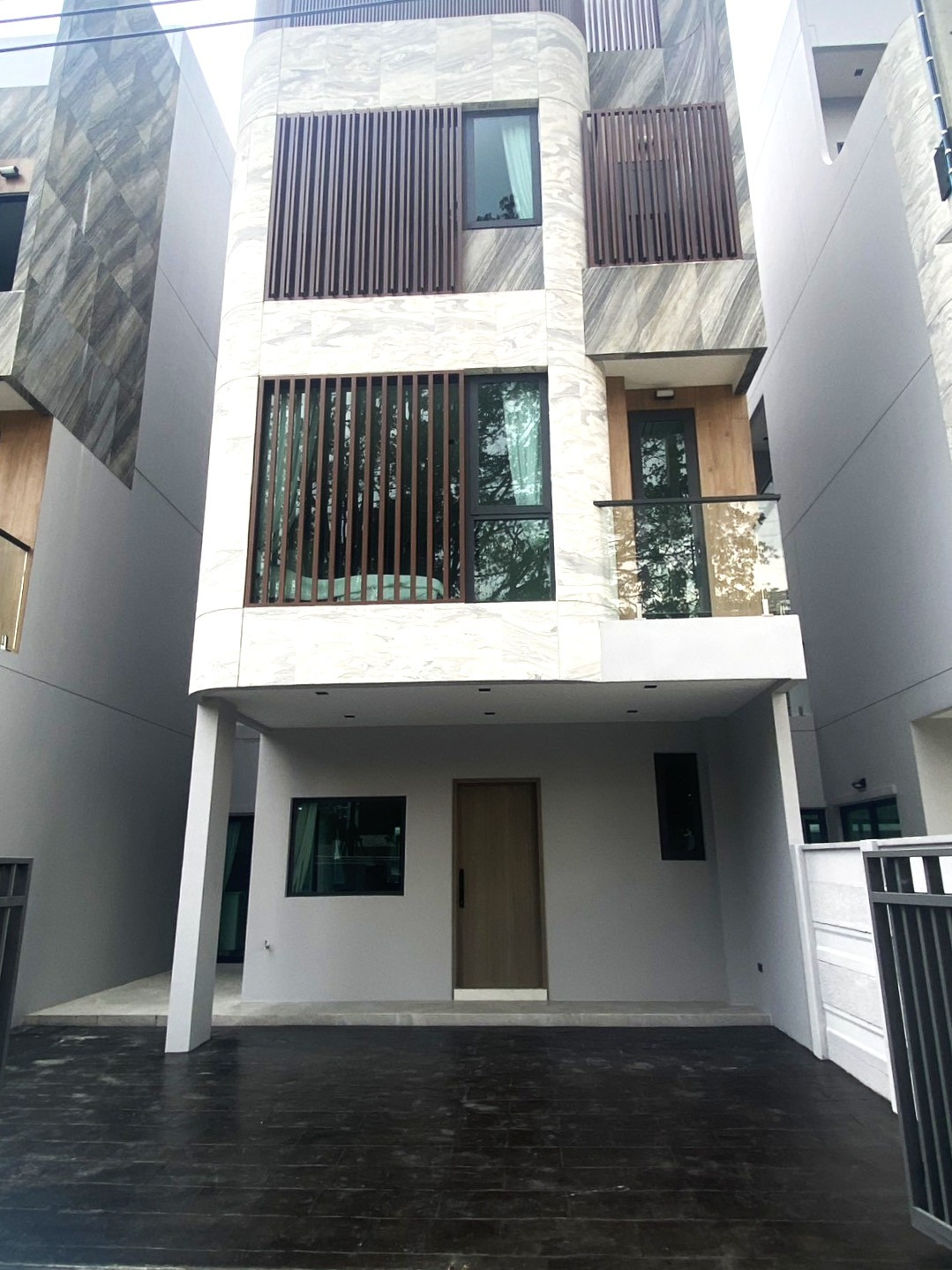 RH100126 ให้เช่า ทาวน์โฮม 4 ชั้น 2 ห้องนอน at 89 Residence Ratchada-Rama 9 area ใกล้ MRT ศูนย์วัฒธรรม 