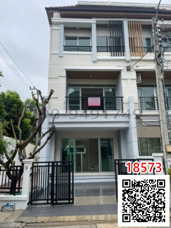 3-story townhome for sale, Baan Klang Muang Urbanion Srinakarin 46/1, opposite Paradise Park Mall.