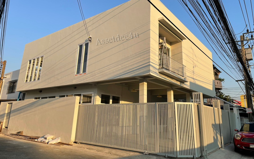 2-story detached house for rent in Sutthisan area, has parking, can be used as a home office. Near MRT Suthisan