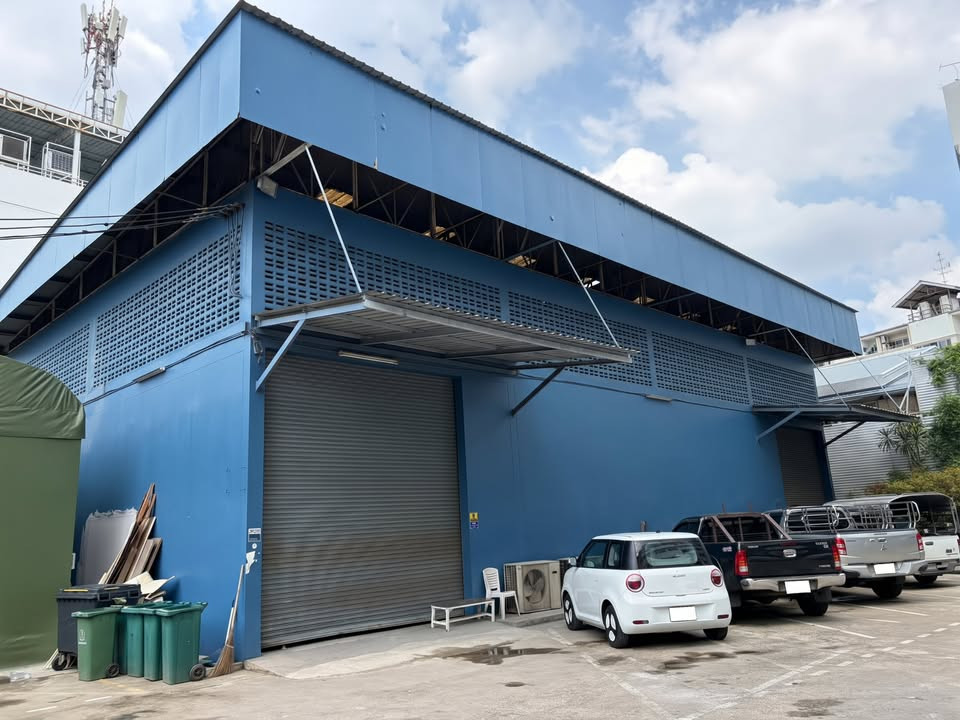 HR3856 Warehouse / commercial space for rent, Sukhumvit 71 (Pridi Banomyong 21), area 350-700 sq m., next to the main road.