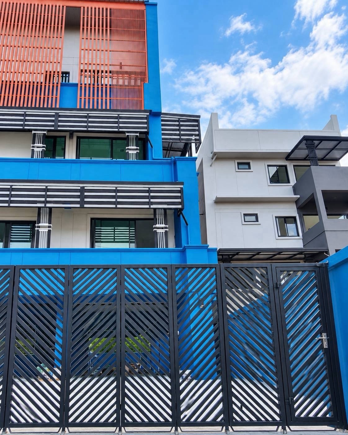 4-story building for rent, area 480 sq m., parking for 10 cars, near MRT Sutthisan and MRT Huai Khwang, suitable for a home office or office. Tel./Line 0989797878 4-story building for rent, area 480 sq m., parking for 10 cars, near MRT Sutthisan and MRT Huai Khwang, suitable for a home office or office. Tel./Line 0989797878