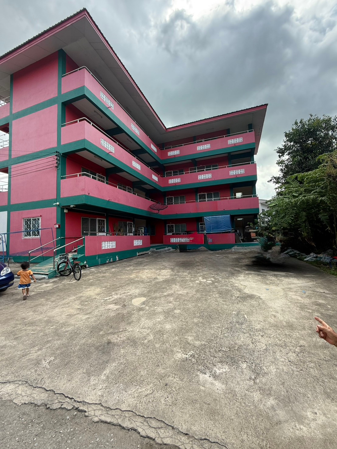 Apartment for sale with over 2 rai of land, good location near Suvarnabhumi Airport. Apartment for sale with over 2 rai of land, good location near Suvarnabhumi Airport.