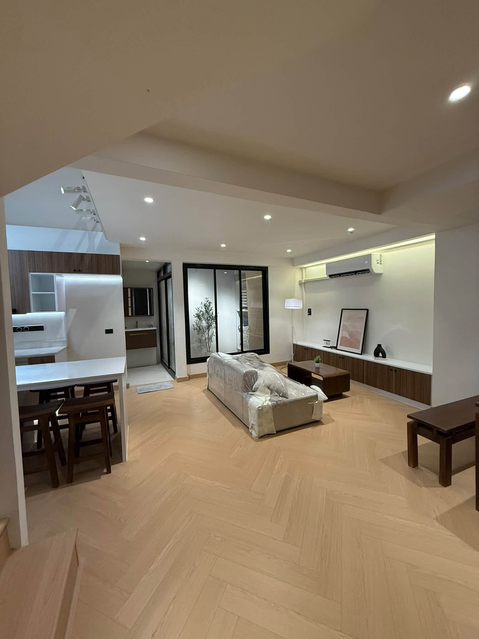 ***Ready to move in*** l Urgent sale, 2-story townhome 𝐏𝐫𝐢𝐯𝐚𝐭𝐞 𝐂𝐨𝐮𝐫𝐭𝐲𝐚𝐫𝐝. 𝐑𝐞𝐬𝐢𝐝𝐞𝐧𝐜𝐞 • 𝐋𝐚𝐝𝐩𝐫𝐚𝐨 𝟒𝟏 Modern Minimal Design 🏡✨ Tel.0970986763