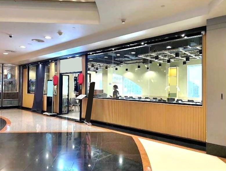 Retail For Rent 36-231 sqm. Ploenchit with a 5-star hotel, Condominium and Office Buildings