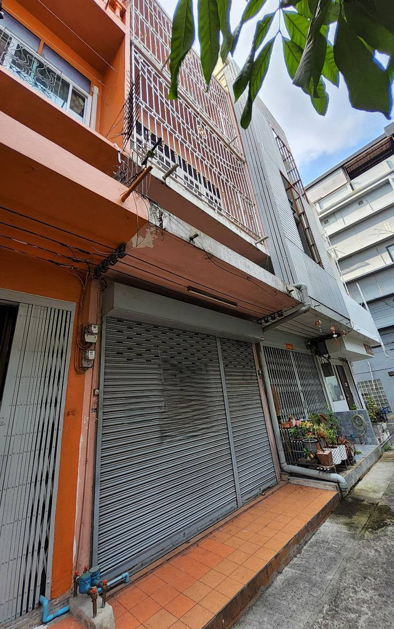 4 and a half story building for sale, opposite Bangkok City Hall. Near the swing pole Suitable for use as a residence / hotel / cafe / restaurant, area 14 square meters, usable area over 300 square meters, price 12.5 million baht. If interested, contact K