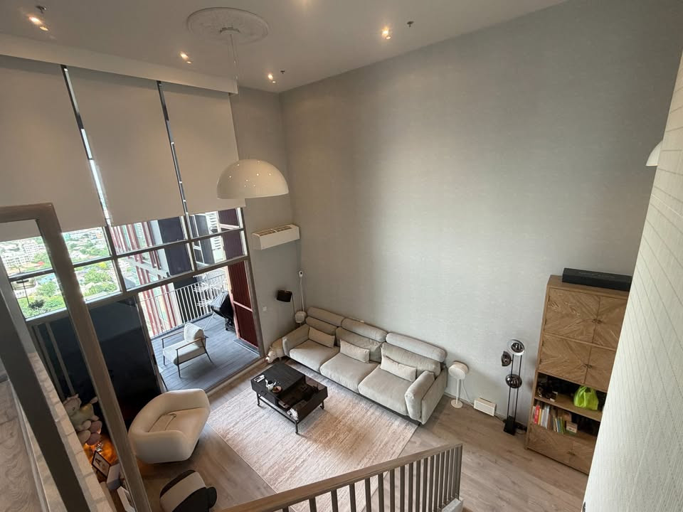 3 Bedroom ขนาด 149 ตารางเมตร เพดานสูงสองชั้น พร้อมระเบียงกว้างมีหลังคาคลุม  Rhythm Ekkamai Estate 