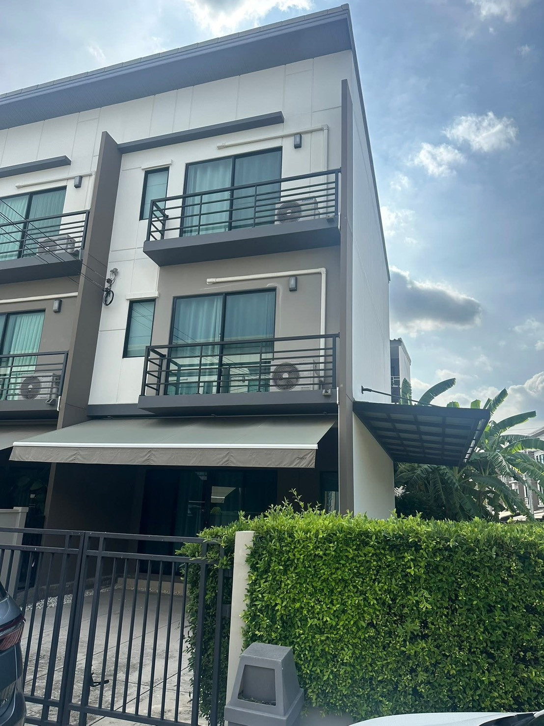 House available for urgent rent!! 3-story townhome, corner house in Soi On Nut 70/1, next to Sukhumvit Road 77 ✨Baan Klang Muang Srinakarin - On Nut House available for urgent rent!! 3-story townhome, corner house in Soi On Nut 70/1, next to Sukhumvit Road 77 ✨Baan Klang Muang Srinakarin - On Nut